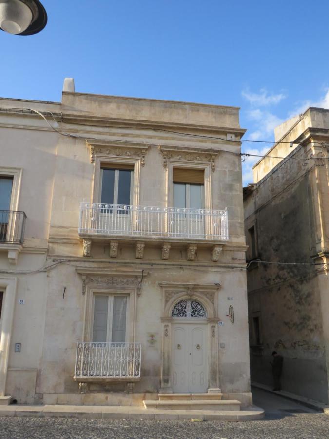 Casa Vacanza Il Gelsomino Magico Avola Exterior photo